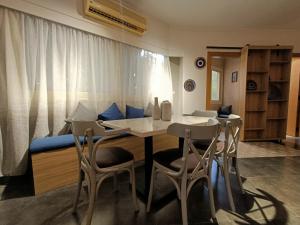 Posezení v ubytování Luxury 3BR in the heart of Mohandseen
