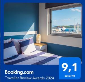 una camera con un letto e una finestra di Central Marine Flat a Volos
