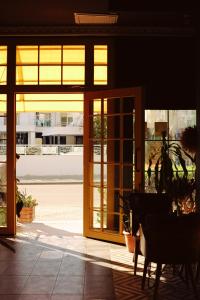 um quarto com uma porta que abre para um pátio em Limon Inn Hotel, Taşucu em Tasucu