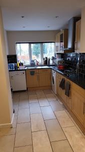 uma cozinha com um lavatório e uma máquina de lavar louça em Masters bedroom in a 3 bedroom house em Tettenhall