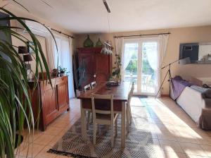 een woonkamer met een tafel en een bank bij Maison la garrigue in Montarnaud