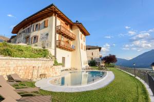 TaioAgritur La Pieve的一栋楼前有游泳池的别墅