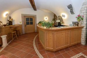 TaioAgritur La Pieve的一间大厨房,在房间内配有柜台