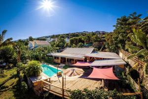 - une vue aérienne sur une maison avec une piscine dans l'établissement La Vanilleraie Apt 45m2 piscine jardin tropical parking privé, à Saint-Leu