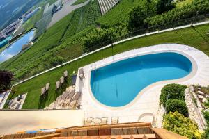 TaioAgritur La Pieve的山丘上游泳池的顶部景色