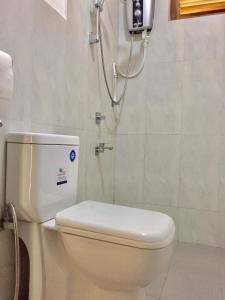 La salle de bains est pourvue d'une douche et de toilettes. dans l'établissement Swan Lake Habarana, à Habarana