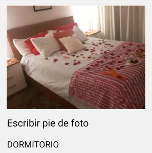 プラヤ・デアロにあるApartamentos Catalunyaのベッドルーム1室(花の飾られたベッド1台付)