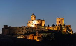 un château au sommet d'une montagne dans l'établissement Victoria Stay, à Alcalá la Real