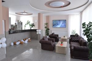 ein großes Wohnzimmer mit Sofas und einem Tisch in der Unterkunft Къща за гости Стефи in Samokow