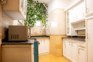 Kuchyň nebo kuchyňský kout v ubytování Luxury 3BR in the heart of Mohandseen