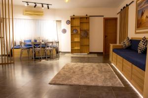 Posezení v ubytování Luxury 3BR in the heart of Mohandseen