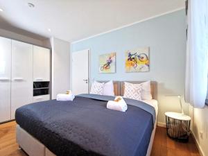 a bedroom with a large blue bed in a room at BohnApartments Luxury Villa Berlin - 210qm - Wintergarten - Kamin - 4 kostenlose Parkplätze - 6 Schlafzimmer - Neubau - Luxusausstattung in Birkenwerder