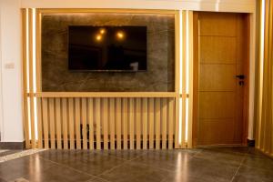 TV a/nebo společenská místnost v ubytování Luxury 3BR in the heart of Mohandseen