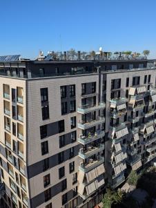 un edificio de apartamentos con balcones en la parte superior en Downtown Grand Comfort, en Tirana