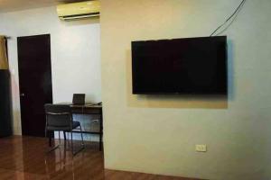 Televisyen dan/atau pusat hiburan di RQ Cozy Two Bedroom House @ La Cassandra, Wifi & Netflix