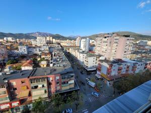 una vista aérea de una ciudad con edificios en Elbasan modern apartment city center, en Elbasan