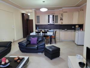 sala de estar con sofá y comedor en Elbasan modern apartment city center, en Elbasan