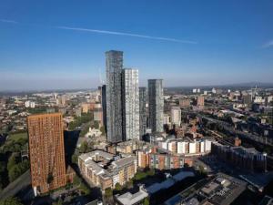 eine Luftansicht einer Stadt mit hohen Gebäuden in der Unterkunft Pass the Keys King Bed Family Home With Parking WM Discounts in Manchester