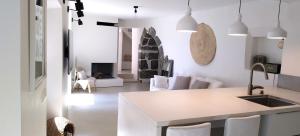 cocina y sala de estar con muebles blancos en Le Ramponnet, maison de village, 6 pers, en Menthon-Saint-Bernard