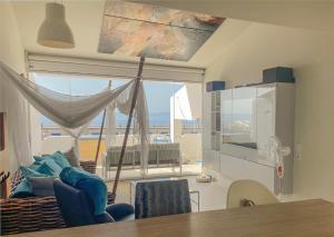 ein Wohnzimmer mit Meerblick in der Unterkunft Radazul Marina Seafront 13 in Radazul