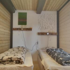 1 Schlafzimmer mit 2 Betten in einem Zimmer in der Unterkunft Grotini 