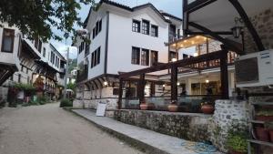 a building with a restaurant in a street at Hotel Bolyarka in Melnik