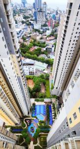 widok na miasto z dwóch budynków w obiekcie Cozy 2 BR Apartment with pool by Ceylon Vacation w Kolombo