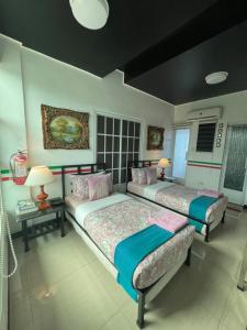 sypialnia z 2 łóżkami w pokoju w obiekcie Italy Condotel Darasa w mieście Tanauan