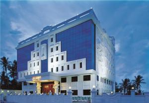 ein Hotel mit einem blau-weißen Gebäude in der Unterkunft Hotel Annamalai International in Puducherry