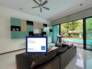 uma televisão numa sala de estar com um sofá em AP HOUSE em Bangkok