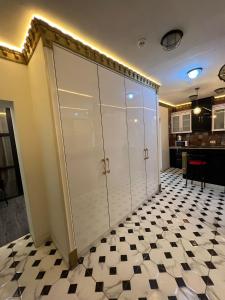 a room with a large white closet with a checkered floor at Chisinau Central Park in Chişinău