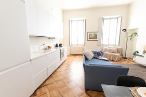 A seating area at [Luxury apartment near Duomo] Italia 38
