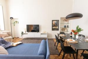A seating area at [Luxury apartment near Duomo] Italia 38