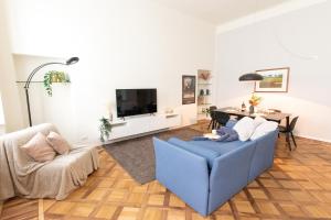 A television and/or entertainment centre at [Luxury apartment near Duomo] Italia 38