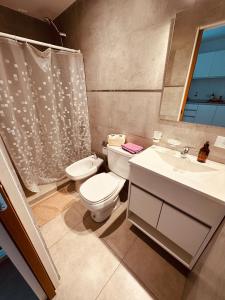 a bathroom with a toilet and a sink at Excelente Apartamento Centro Opcional Cochera by Lofter in La Plata