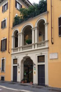 a building with a balcony on top of it at Hotel Gran Duca Di York in Milan