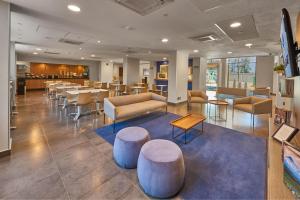 a lobby with couches and tables and a cafeteria at City Express by Marriott Comitán in Comitán de Domínguez