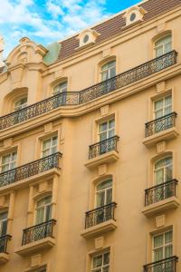 un edificio con balcones en un lateral en Try Residence, The Elysée Koh Pich en Phnom Penh