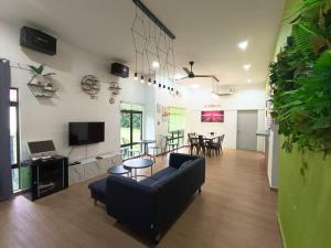 ein Wohnzimmer mit einem Sofa und einem Tisch in der Unterkunft A’famosa Moments villa 924 covered Bbq KTV pool in Kampong Alor Gajah