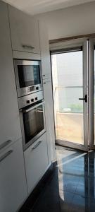 une cuisine avec une cuisinière et une fenêtre. dans l'établissement Global Guest PN, à Lisbonne