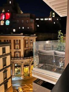 een raam met uitzicht op de stad 's nachts bij Arcole Deluxe in Napels