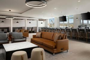 een wachtkamer met een bank en stoelen en een bar bij TownePlace Suites by Marriott Marriott Barstow in Barstow