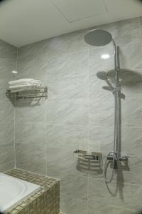 金邊的住宿－Try Residence, The Elysée Koh Pich，带淋浴和盥洗盆的浴室