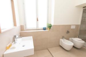 A bathroom at [Luxury apartment near Duomo] Italia 38