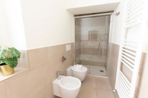 A bathroom at [Luxury apartment near Duomo] Italia 38