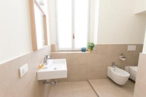 A bathroom at [Luxury apartment near Duomo] Italia 38