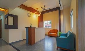 een kantoor met een lobby met een stoel en een balie bij Itsy By Treebo - Avani Stays - Vyttila, Kochi in Ernakulam