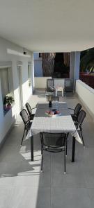 una mesa y sillas en un patio en Apartman Emily, 6 plus 2 guests, en Pula