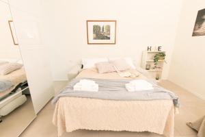 A bed or beds in a room at [Luxury apartment near Duomo] Italia 38