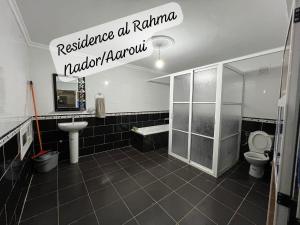 Monte ʼArrouitResidence al Rahma nr 01的带马桶和水槽的浴室